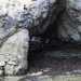 Sulla destra si apre anche un passaggio naturale tra le rocce che permette laccesso a una spiaggetta completamente ricoperta di alghe